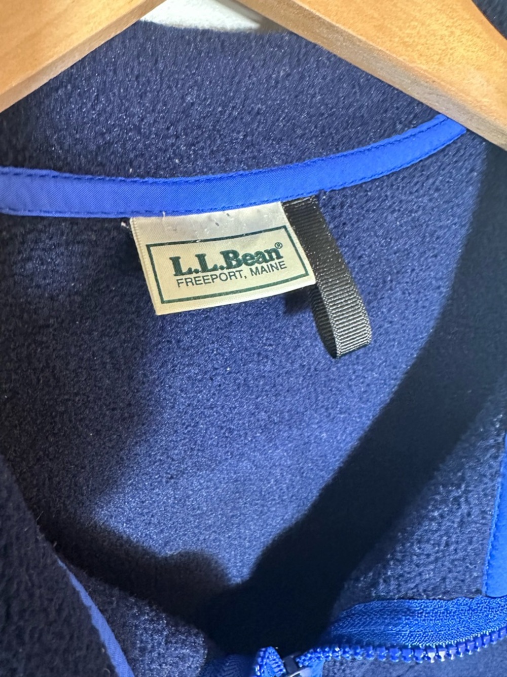 Vintage 90s L.L. Bean Navy blue Fleece Vest with wag the dog logo - Picture 4 of 6